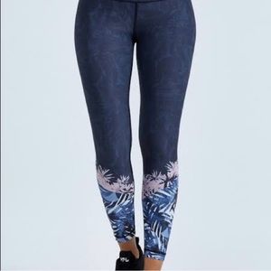 Tone It Up x BANDIER Island Dip Leggings